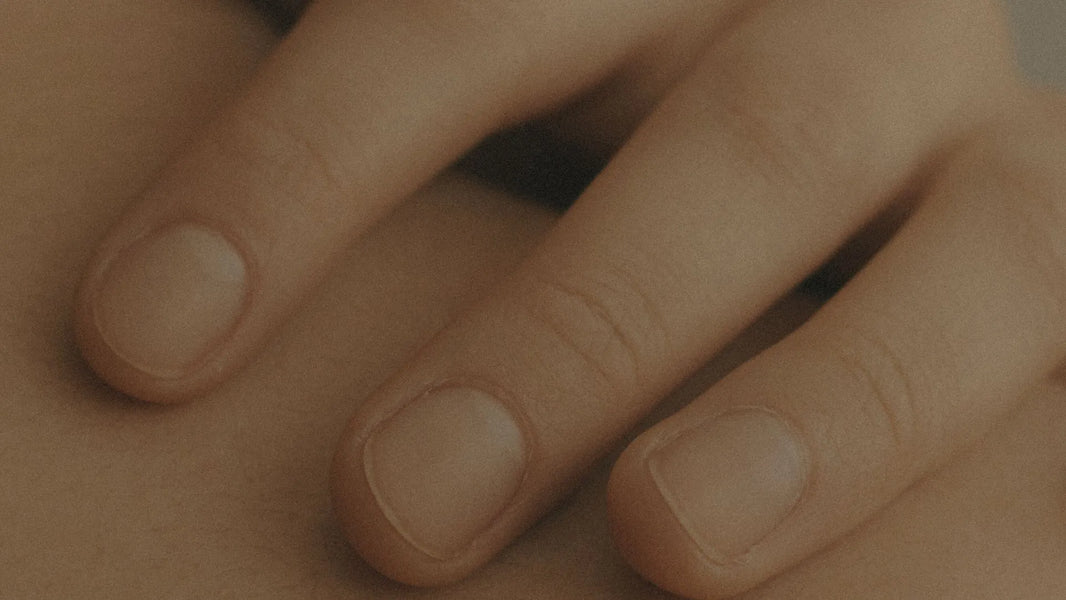 Närbild på hand och fingrar – mänsklig närvaro i Hall & Hatjes varumärkesbilder