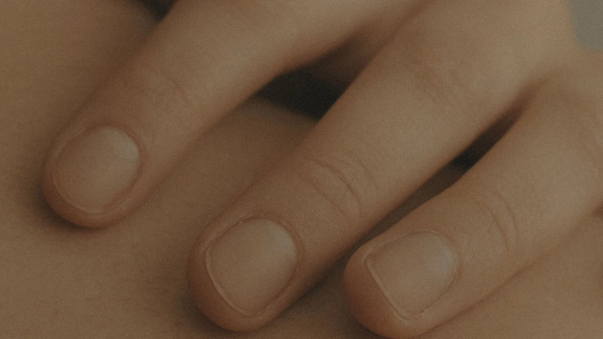 Närbild på hand och fingrar – mänsklig närvaro i Hall & Hatjes varumärkesbilder