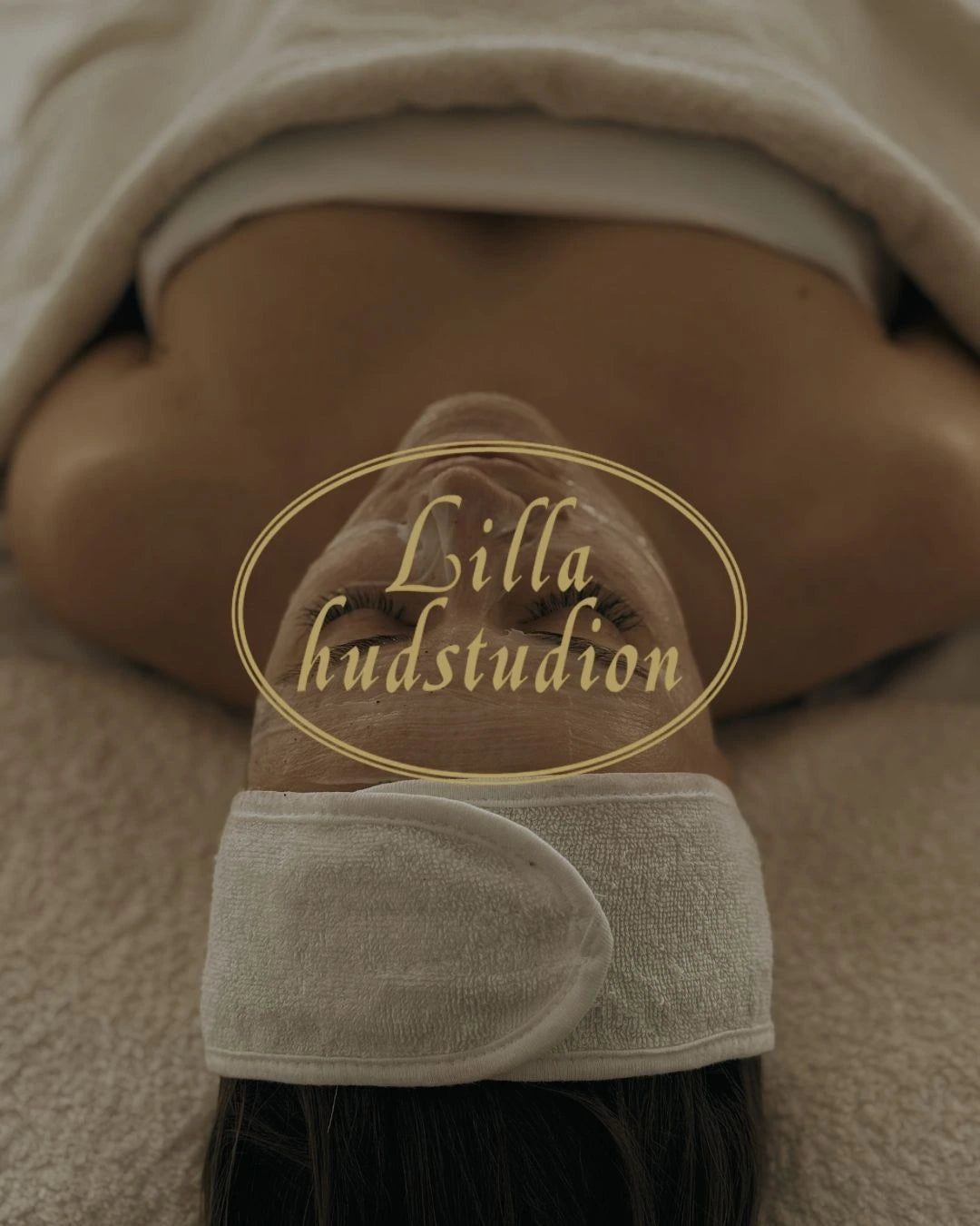 Varumärkesbild från Lilla hudstudion med logotyp i mitten. 