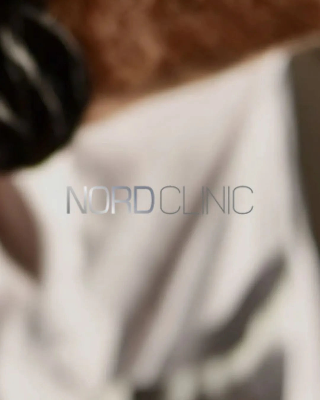 Varumärkesbild från Nord Clinic med logotyp i mitten. 