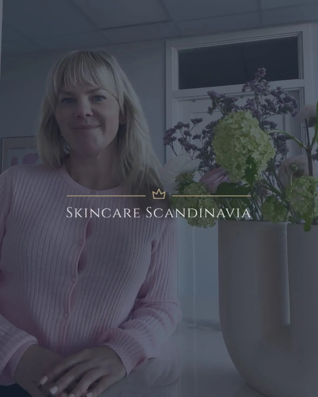 Varumärkesbild från Skincare Scandinavia med logotyp i mitten. 