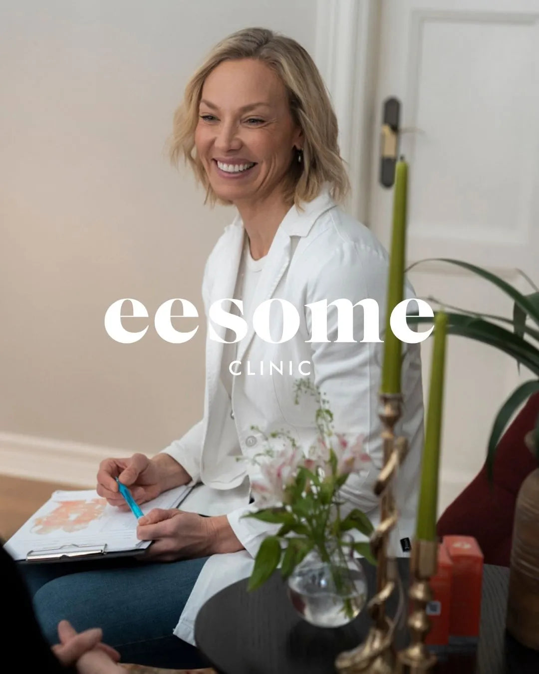 Varumärkesbild från eesome clinic med logotyp i mitten. 