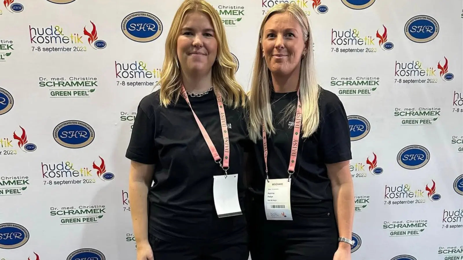 Hall & Hatje – digitalbyrå för skönhetsbranschen på Hud och kosmetikmässan, grundarna Hanna och Anna som kan Google Ads, Meta Ads och Shopify framför montern