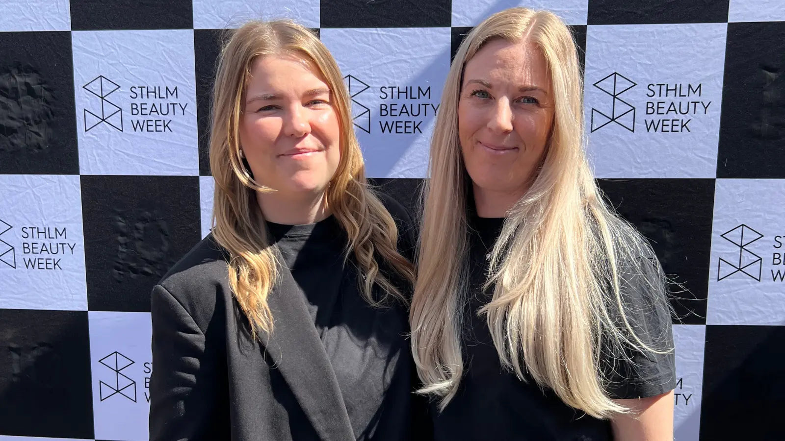 Hall & Hatje – digitalbyrå för skönhetsbranschen på Stockholm Beauty Week mässan, grundarna Hanna och Anna  som är experter på Google Ads, Meta Ads och Shopify framför montern
