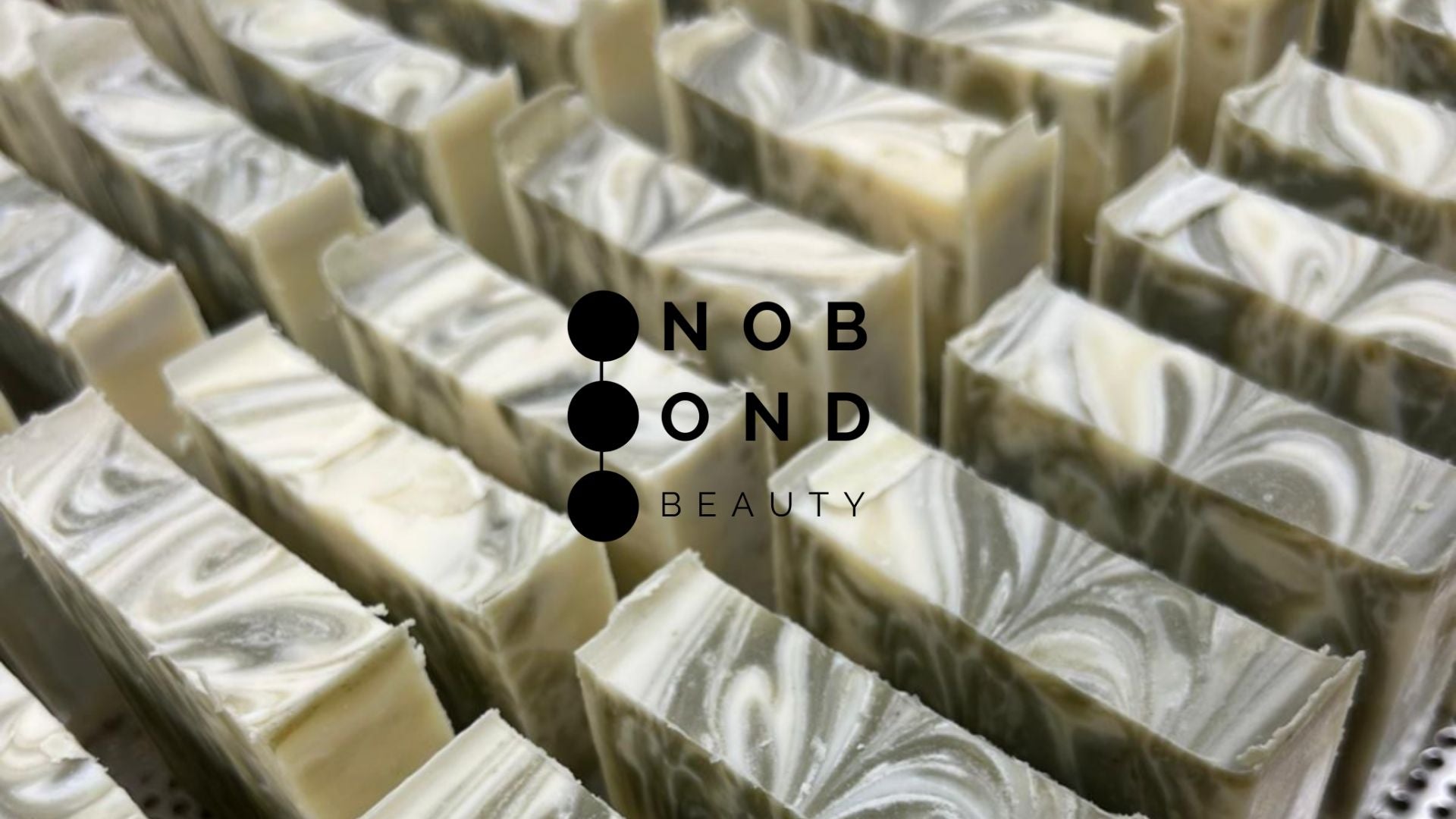 Varumärkesbild från No Bond Beauty med logotyp i mitten. 