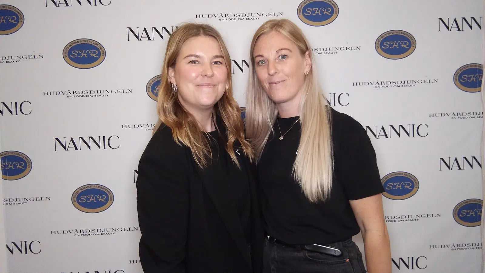Hall & Hatje – digitalbyrå för skönhetsbranschen på SHRs mässa, grundarna Hanna och Anna som är exterter på Google Ads, Meta Ads och Shopify framför montern