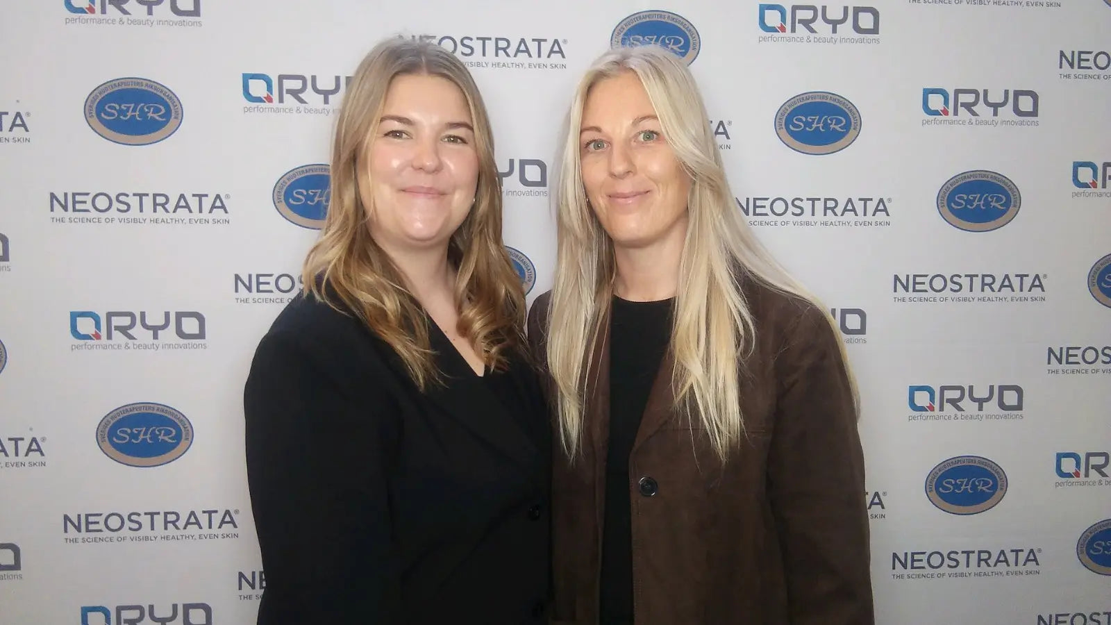 Hall & Hatje – digitalbyrå för skönhetsbranschen på SHR Sveriges Hudterapeuters riksförbunds mässa, grundarna Hanna och Anna framför montern